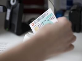 Mitte-Rechts will Mindestfranchise bei Krankenkassen erhöhen Krankenkassenkarte wird im Lesegerät gesteckt