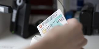 Mitte-Rechts will Mindestfranchise bei Krankenkassen erhöhen Krankenkassenkarte wird im Lesegerät gesteckt