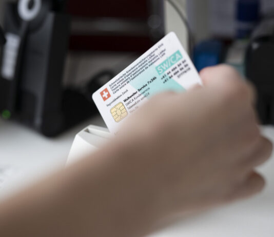 Mitte-Rechts will Mindestfranchise bei Krankenkassen erhöhen Krankenkassenkarte wird im Lesegerät gesteckt