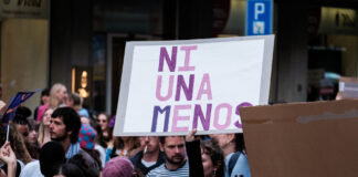 Gewalt gegen Frauen nimmt weiter zu Ni una menos sur un écriteau à la grève féministe 2024