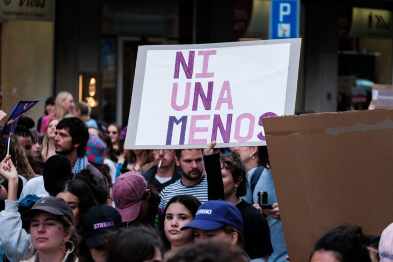 Ni una menos sur un écriteau à la grève féministe 2024