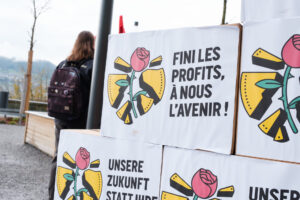 "Fini les profits, à nous l'avenir" est écrit sur un carton, pour l'initiative pour l'avenir  de la Jeunesse socialiste.