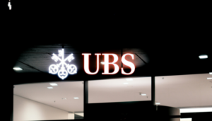 Enseigne UBS la nuit