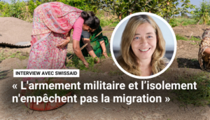Deux personnes plantent un arbre en arrière-plan, Nicole Stolz est devant.