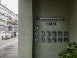 Airbnb: Der Druck auf den Wohnungsmarkt steigt Schlüsselkästen für Airbnb-Vermietungen bei einem Eingang zu einem Wohnhaus an der Zypressenstrasse in Zürich.