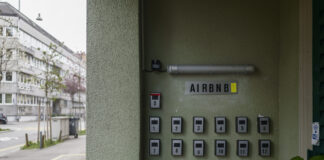 Airbnb: Der Druck auf den Wohnungsmarkt steigt Schlüsselkästen für Airbnb-Vermietungen bei einem Eingang zu einem Wohnhaus an der Zypressenstrasse in Zürich.