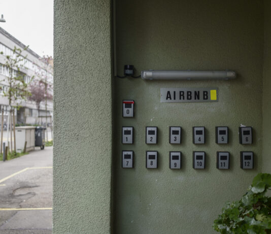 Airbnb: Der Druck auf den Wohnungsmarkt steigt Schlüsselkästen für Airbnb-Vermietungen bei einem Eingang zu einem Wohnhaus an der Zypressenstrasse in Zürich.