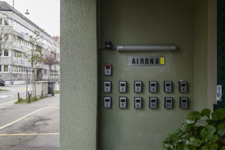 Schlüsselkästen für Airbnb-Vermietungen bei einem Eingang zu einem Wohnhaus an der Zypressenstrasse in Zürich.