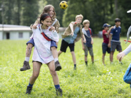 Jugendverbände kämpfen gegen Abbauprogramm: «Der Bundesrat zeigt, dass die Jugend für ihn keine Priorität ist.» Pfader:innen in einem Sommerlager