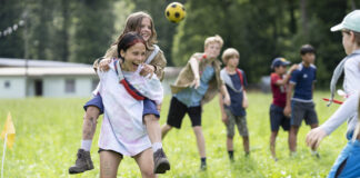 Jugendverbände kämpfen gegen Abbauprogramm: «Der Bundesrat zeigt, dass die Jugend für ihn keine Priorität ist.» Pfader:innen in einem Sommerlager