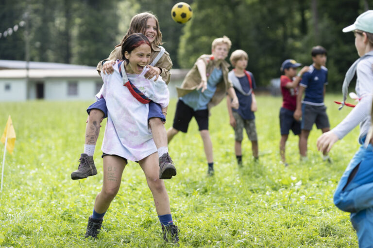 Pfader:innen in einem Sommerlager