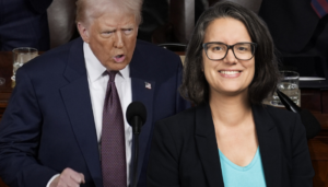 Oriane Sarrasin avec Donald Trump en arrière-plan