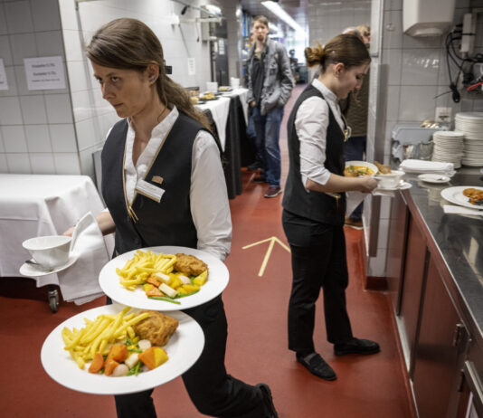 Gewerkschaften alarmiert: Parlament will erstmals Löhne per Gesetz senken