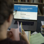 Eine Frau füllt ihre Steuererklärung am Computer aus.