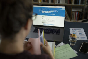 Eine Frau füllt ihre Steuererklärung am Computer aus.