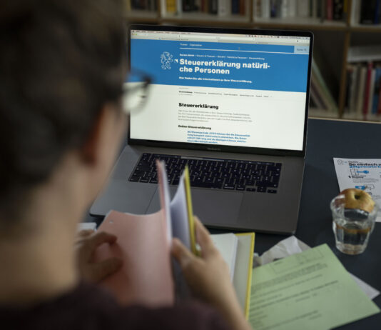 Systemwechsel Liegenschaftssteuern: Ein Geschenk für die reichsten Immobilienbesitzer Eine Frau füllt ihre Steuererklärung am Computer aus.