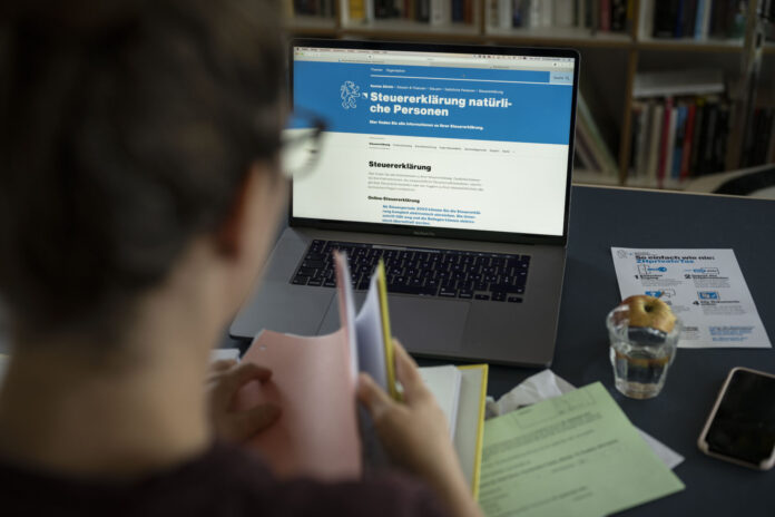 Eine Frau füllt ihre Steuererklärung am Computer aus.
