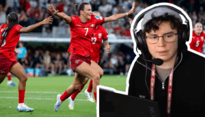 Montage visuel : à gauche, plusieurs footballeuses en maillots rouges arborant la croix blanche de la Suisse célèbrent un but sur un terrain vert, l’une d’elles, portant le n° 7, court bras ouverts, visage rayonnant. À droite, en surimpression sur fond blanc, une commentatrice assise devant un ordinateur portable, coiffé d’un casque audio avec micro, regarde l’écran concentré.