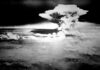 80 Jahre nach Hiroshima und Nagasaki: Die Welt braucht ein Atomwaffenverbot Schwarzweiß-Luftaufnahme: Eine mächtige Pilzwolke steigt über Hiroshima auf.