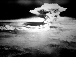 80 Jahre nach Hiroshima und Nagasaki: Die Welt braucht ein Atomwaffenverbot Schwarzweiß-Luftaufnahme: Eine mächtige Pilzwolke steigt über Hiroshima auf.