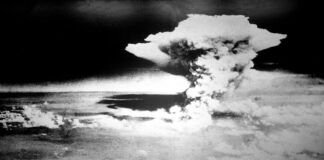 80 Jahre nach Hiroshima und Nagasaki: Die Welt braucht ein Atomwaffenverbot Schwarzweiß-Luftaufnahme: Eine mächtige Pilzwolke steigt über Hiroshima auf.