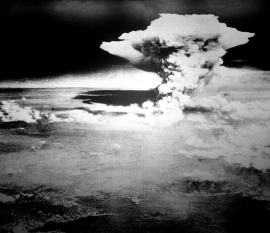 80 Jahre nach Hiroshima und Nagasaki: Die Welt braucht ein Atomwaffenverbot Schwarzweiß-Luftaufnahme: Eine mächtige Pilzwolke steigt über Hiroshima auf.