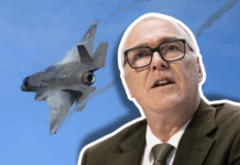 Bundesrat hält am Kauf der F-35 fest – diese Szenarien sind jetzt möglich Collage aus einem Porträt eines Mannes in Anzug, Hemd, Krawatte und Brille, der spricht, vor blauem Himmel und einem dahinter in steilem Flug gezeigten Kampfjet (F-35).