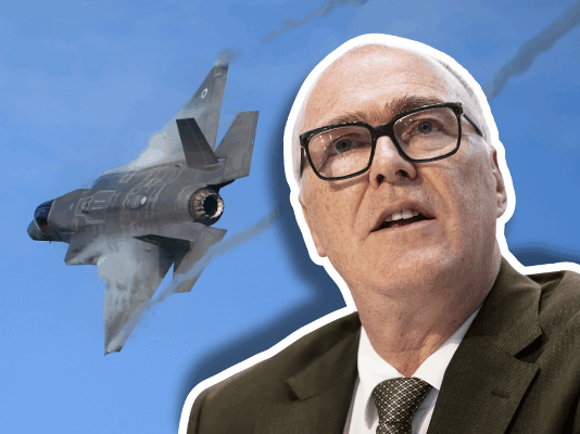 Bundesrat hält am Kauf der F-35 fest – diese Szenarien sind jetzt möglich Collage aus einem Porträt eines Mannes in Anzug, Hemd, Krawatte und Brille, der spricht, vor blauem Himmel und einem dahinter in steilem Flug gezeigten Kampfjet (F-35).