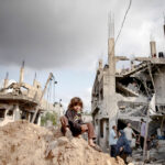 Kind auf Trümmer im Gazastreifen.
