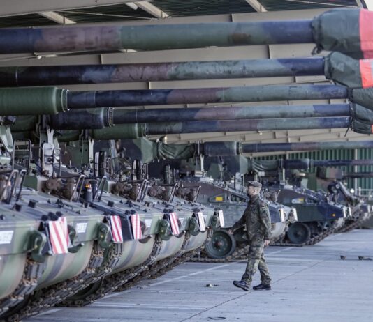 Aufrüstung: Politik der starken Männer auf Kosten der Schwächsten