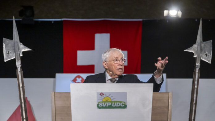 Multimilliardär Christoph Blocher zwischen Hellebarden am Redner:innenpult