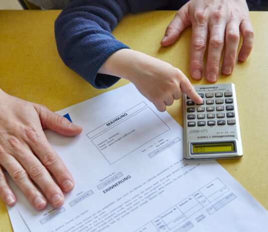 Gegen die Verschuldung: Basel-Stadt will die Steuern direkt vom Lohn abziehen