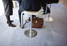 Good News im November – Weniger Lohnungleichheit, demokratische Wahlerfolge und schnellere Zugverbindungen in Europa