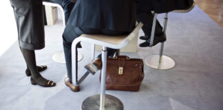 Good News im November – Weniger Lohnungleichheit, demokratische Wahlerfolge und schnellere Zugverbindungen in Europa