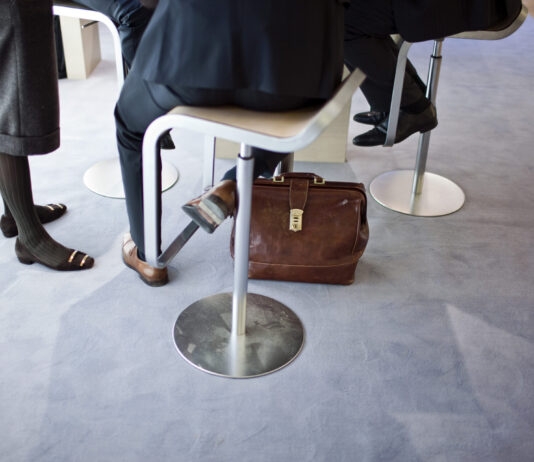 Good News im November – Weniger Lohnungleichheit, demokratische Wahlerfolge und schnellere Zugverbindungen in Europa