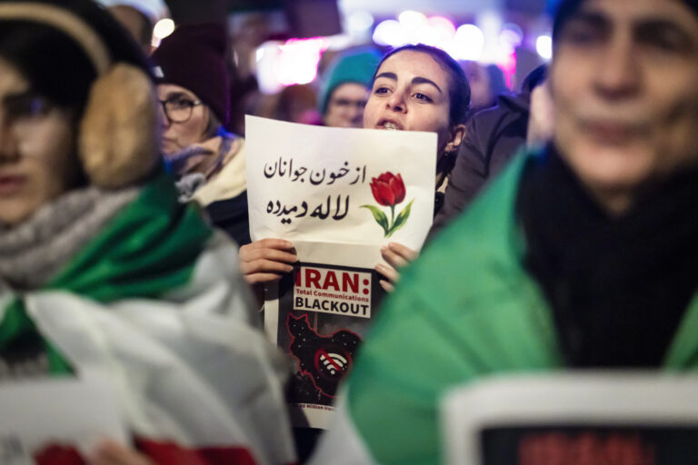 Iran: Regime tötet zehntausende Demonstrierende