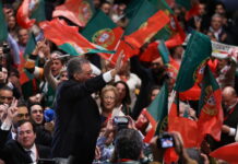 Good News im Februar: Wahlen in Portugal, Müll-Verbot für Kleidung und Anerkennung für trans Frauen António José Seguro feiert seinen Wahlsieg.