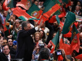 Good News im Februar: Wahlen in Portugal, Müll-Verbot für Kleidung und Anerkennung für trans Frauen António José Seguro feiert seinen Wahlsieg.