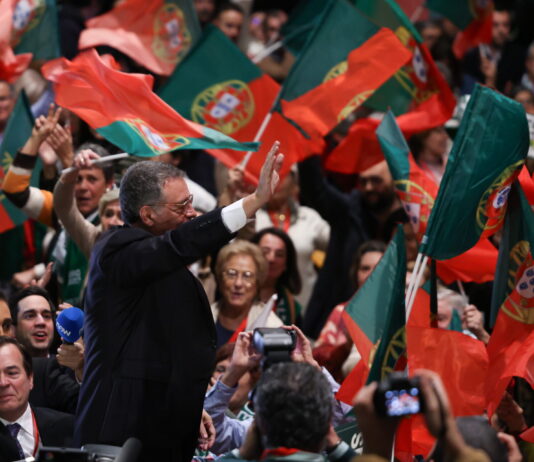 Good News im Februar: Wahlen in Portugal, Müll-Verbot für Kleidung und Anerkennung für trans Frauen António José Seguro feiert seinen Wahlsieg.