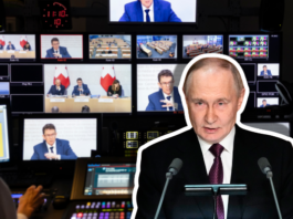 Anti-SRG-Initiative: Russland mischt mit In einer schwach beleuchteten Video-Regie steht im Vordergrund ein Multimedia-Mischpult, dahinter sind mehrere Kontrollmonitore zu sehen, die Aufnahmen einer Medienkonferenz des Bundesrats zur Anti-SRG-Initiative (Tische, Redner und Schweizer Flaggen) zeigen. Darauf überlagert ist Wladimir Putin, ein Mann in dunklem Anzug und Krawatte, der hinter einem Pult mit zwei Mikrofonen steht und offenbar zu einem Publikum spricht.