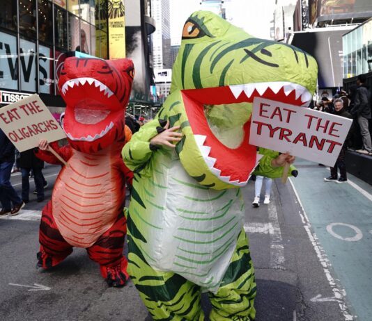 Good News im März: «No Kings» in den USA, der standhafte Pedro Sánchez, klares Ja zum medialen Service public und erfreuliche Wahlresultate