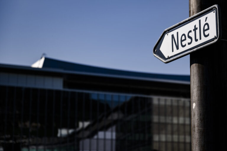 Neuer Oxfam-Bericht zeigt: Schweizer Grosskonzerne heizen Ungleichheit an