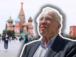 Worum es der SVP bei der Neutralitätsinitiative wirklich geht Porträt eines älteren Mannes mit weissem Haar, Brille und blauem Anzug, freigestellt vor dem Hintergrund des Roten Platzes in Moskau mit der Basilius-Kathedrale und Touristen.