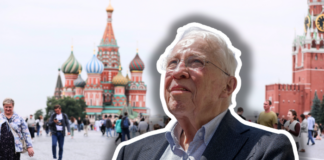 Worum es der SVP bei der Neutralitätsinitiative wirklich geht Porträt eines älteren Mannes mit weissem Haar, Brille und blauem Anzug, freigestellt vor dem Hintergrund des Roten Platzes in Moskau mit der Basilius-Kathedrale und Touristen.