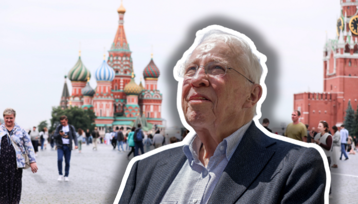 Blocher Porträt eines älteren Mannes mit weissem Haar, Brille und blauem Anzug, freigestellt vor dem Hintergrund des Roten Platzes in Moskau mit der Basilius-Kathedrale und Touristen.