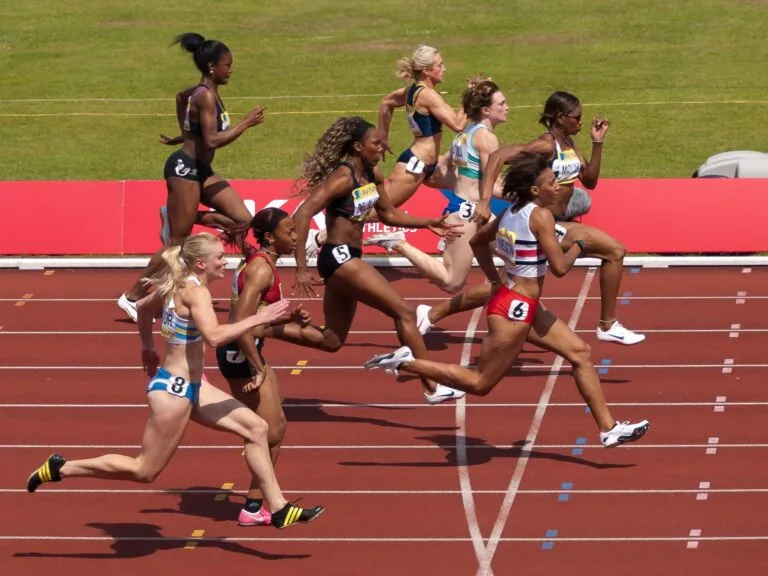 Good News im Juli: Offenlegung von Klimarisiken, Massnahmen gegen die Sexualisierung von Athletinnen und Gratis-öV in Porto
